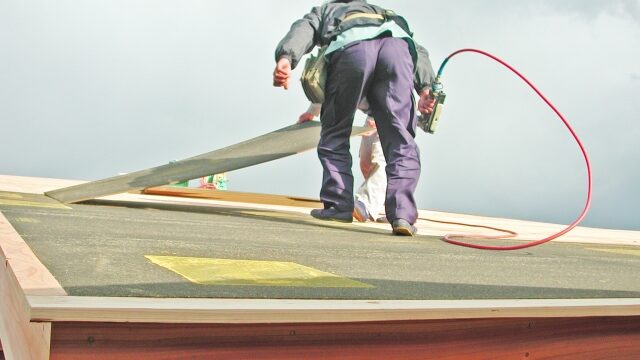 業者の人が屋根を修理している