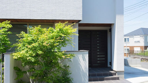 中古住宅の外構 玄関 植木