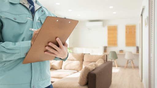 工事業者が書類に必要事項を記入している