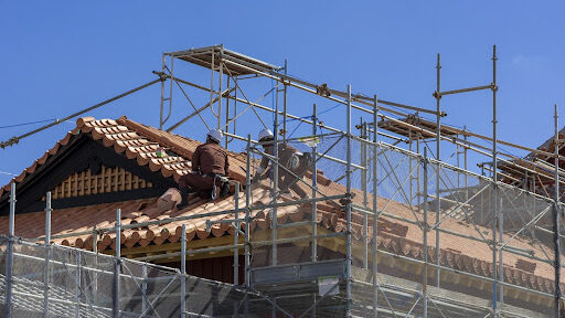 工事業者が瓦屋根の修理中