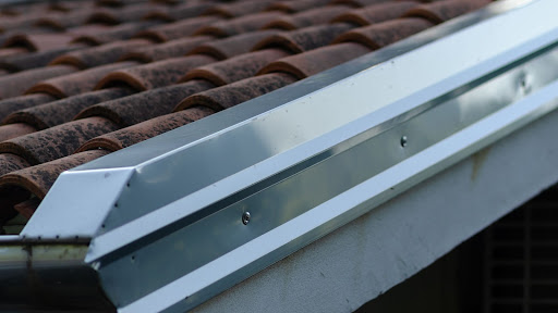 屋根の頂点に取り付けられる金属製の板　棟板金