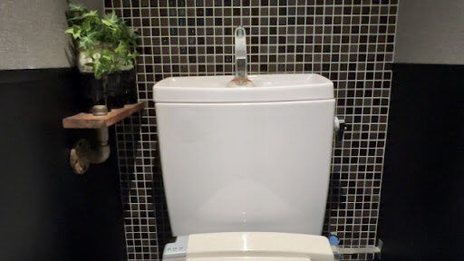 タンクの付いているトイレ