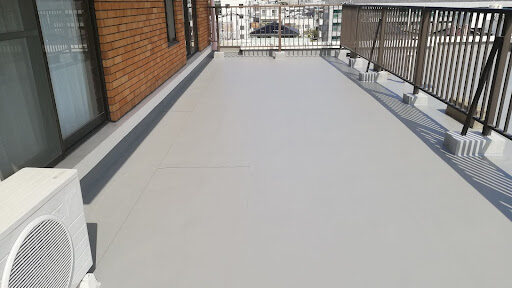 frp防水加工を施してある屋上の床　地面