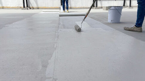 工事業者の人がfrp防水の施工をしている