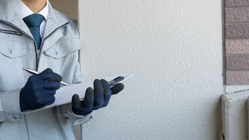 工事業者の人が書類に必要事項を記入している