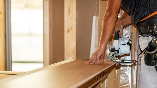 業者の人がキッチンのリフォーム工事を行っている