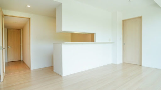 入居前の何も物が置かれていないリビング