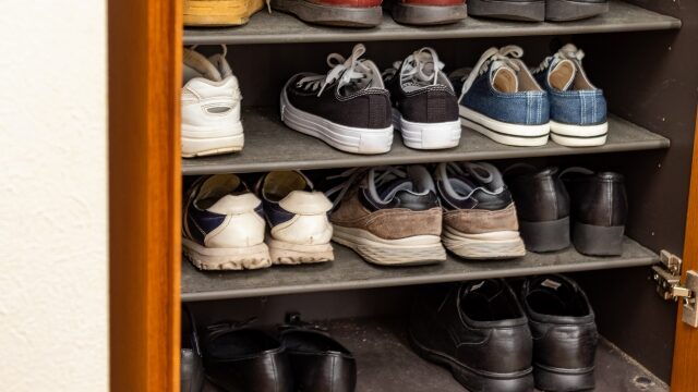 自宅の靴箱に収納されている靴