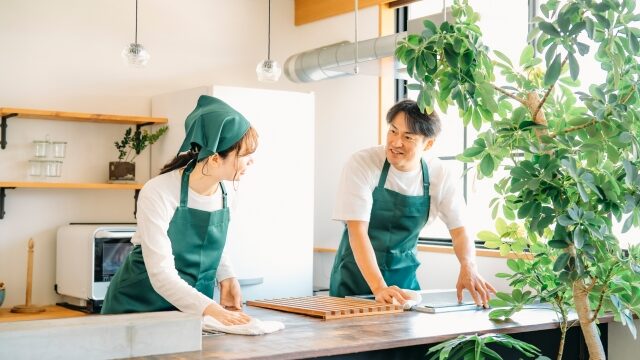 業者の人がハウスクリーニングを行っている