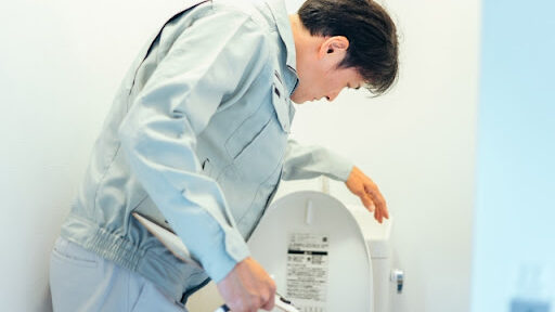 工事業者の人がトイレを点検している