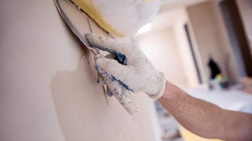工事業者の人が壁に漆喰を塗る作業中