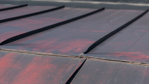 屋根板金が劣化して錆びている