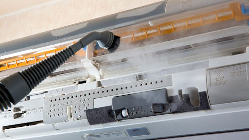 業者の人が業務用の機械を使用し掃除を行っている