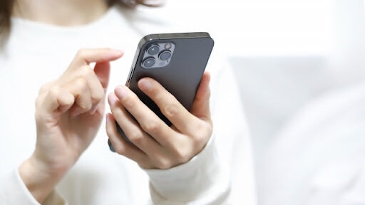 入居者が大家と管理会社に連絡をするところ