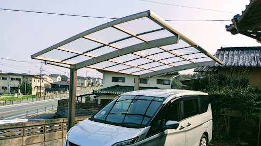 駐車場のカーポート　家の敷地内