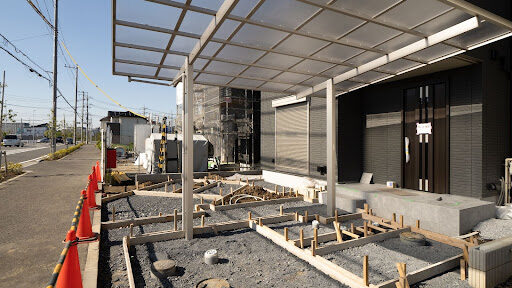 カーポートの工事　業者が作業中