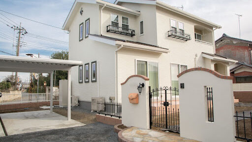 一軒家の外構　門　塀　整備された駐車場