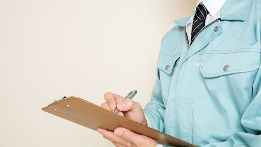 外構工事の業者が書類に必要事項を記入している