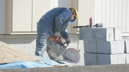 外構工事の業者が施工している　大きな機械を使用している