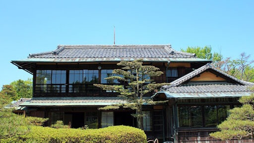 瓦葺屋根を備えた家　古民家