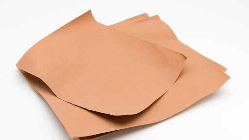 珪藻土を削るサンドペーパー