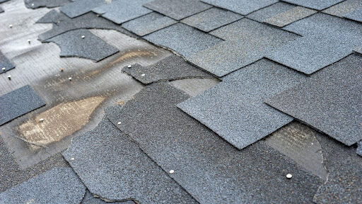 屋根のスレートのずれたり剥がれている　雨漏りの原因