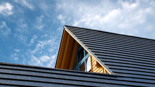 勾配のある屋根　ガルバリウム屋根