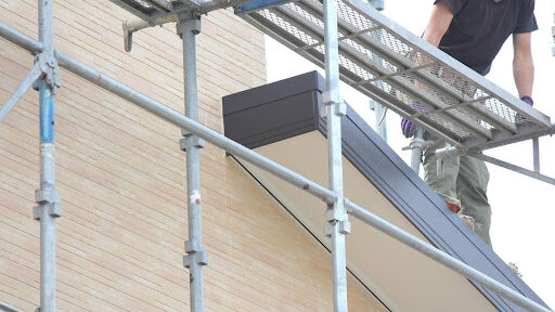 業者の人が足場を組む作業中