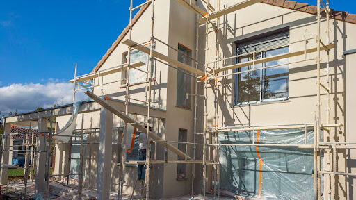 家に沿って組まれた足場