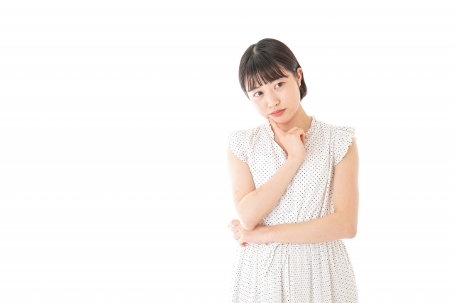 悩む女性