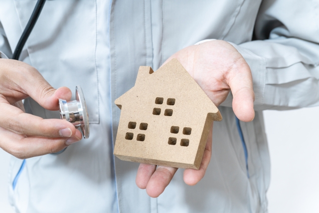 家の模型　聴診器