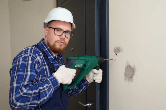 工事をする男性