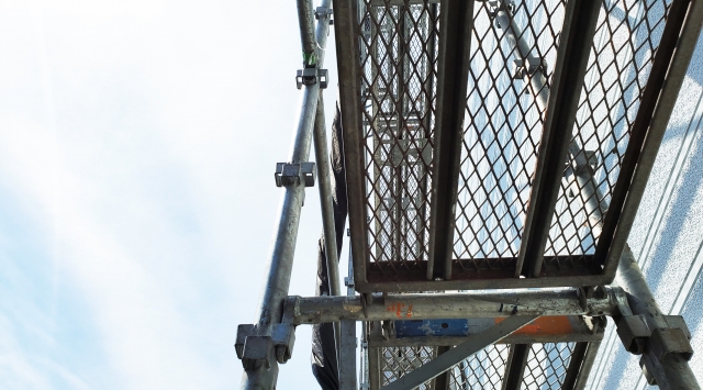 外壁塗装　外壁　足場　アパート