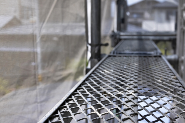 工事現場 建設現場の鉄製の足場の画像