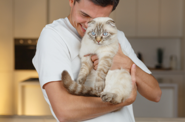 猫を抱く男性