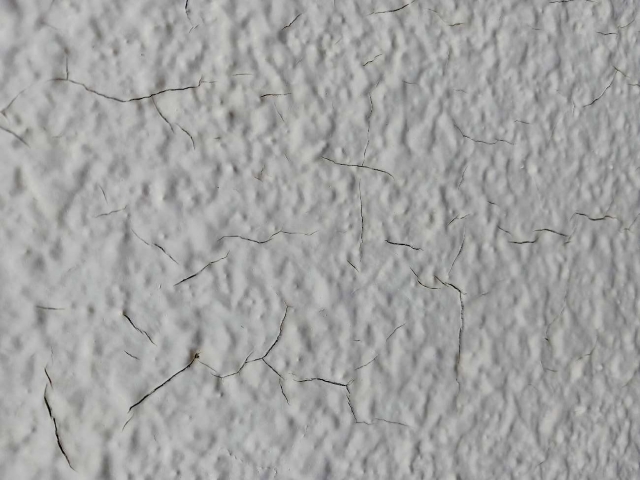 モルタル壁の塗膜割れ