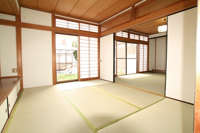 襖（ふすま）に壁紙は貼れる！DIYでの張り替えも可能