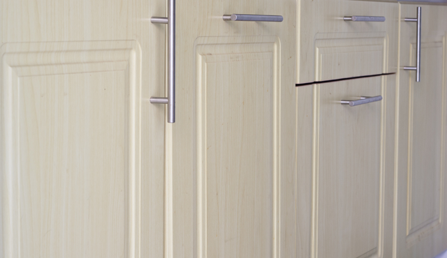 キッチン収納の扉を交換