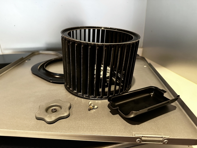 「ボー」「ゴー」という重い音がする場合は、換気扇にたまったホコリが主な原因