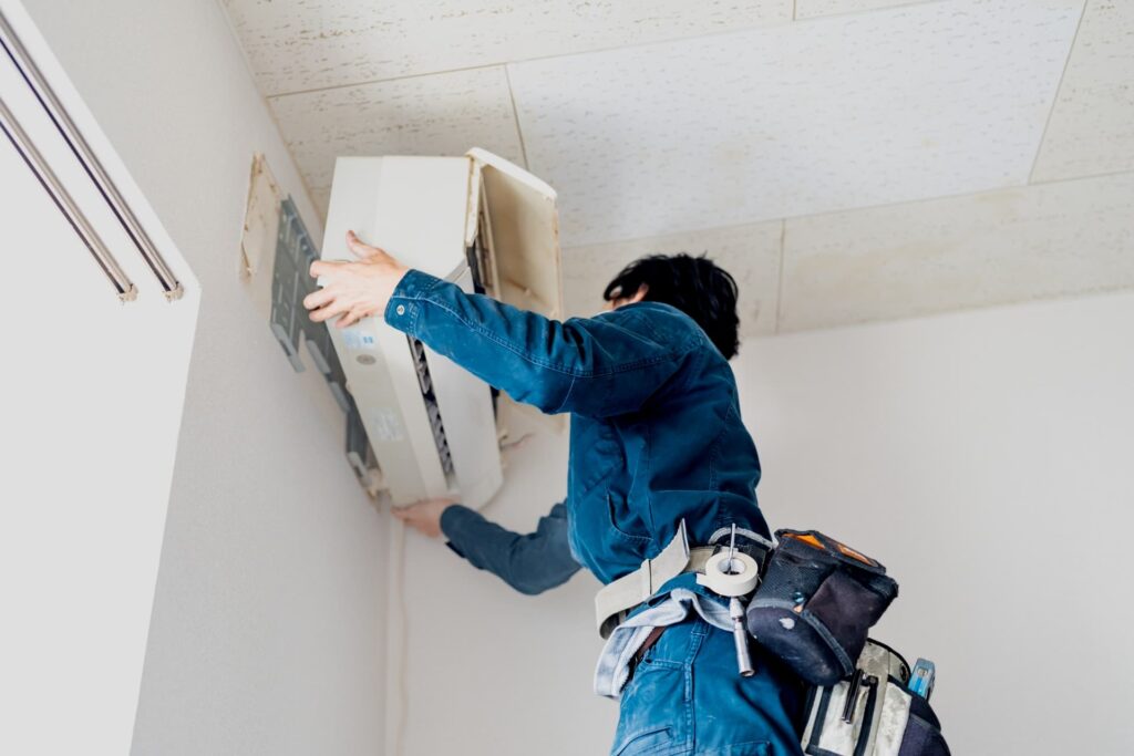 壁紙の張り替えとエアコンの交換を同時に実施したい場合