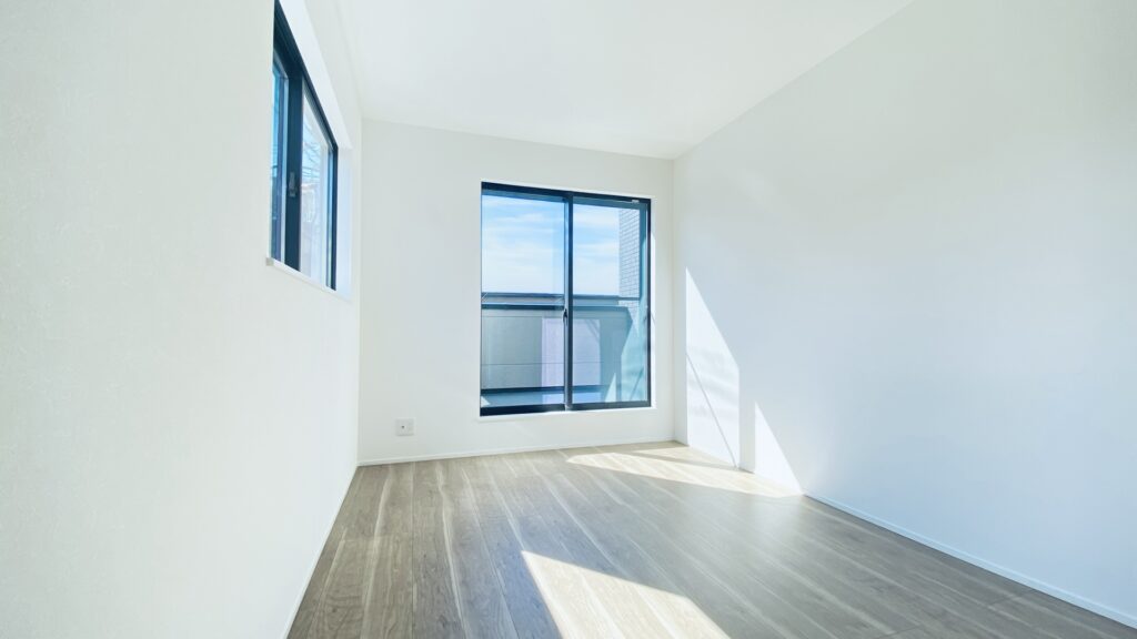 6畳の部屋の壁紙を貼り替える場合、費用の目安はいくら?